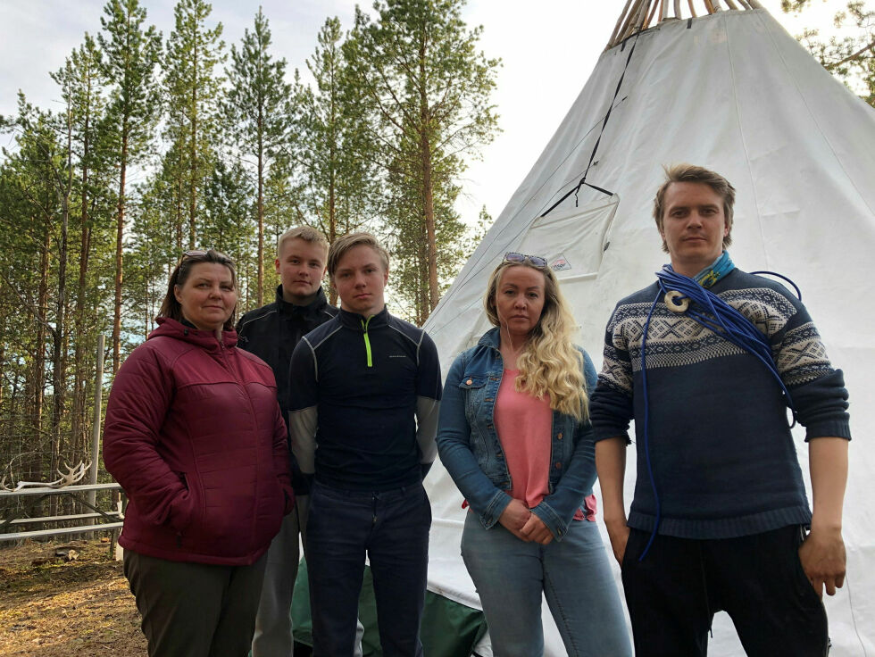 De sliter med bjørn og ørn i kalvingsflokken, og synes rovdyrforvaltningen er kommet helt ut av kontroll. Fra venstre Kirsten Inger Anti, Tor Máhte Anti, Alf Ánde Anti, Sire Marja Wigelius og Per Ailo Anti.
Foto: Stein Torger Svala