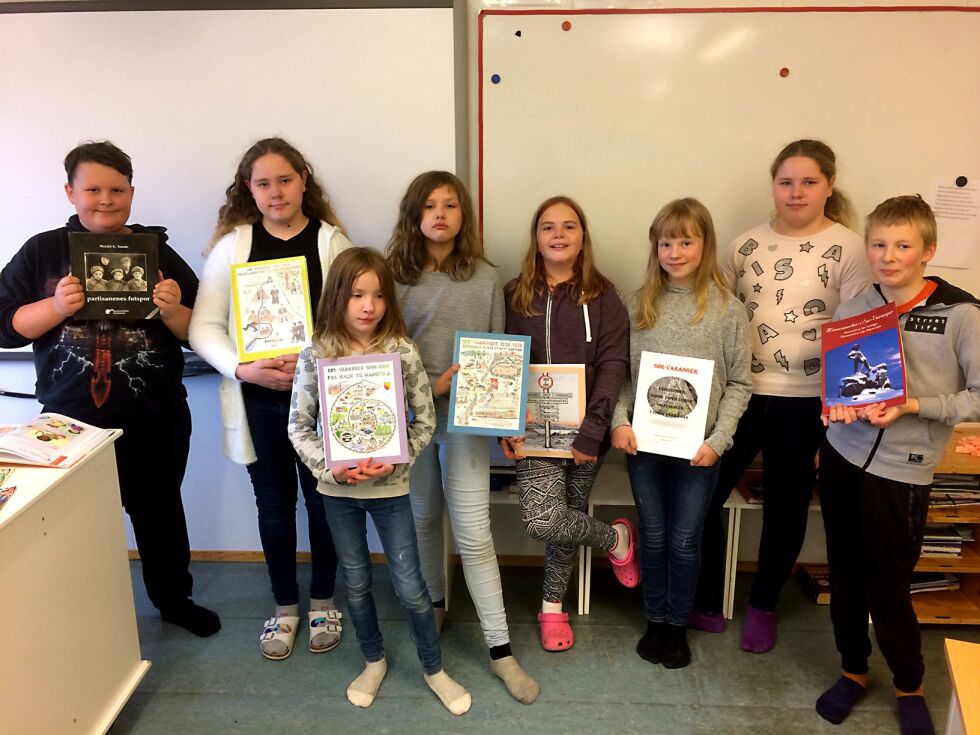 Det er mye lokalhistorie i bokgaven fra historielaget som Haakon, Emilie, Tuva, Victoria, Elise, Marie, Sofie og Vemund på Bøkfjord skole her viser frem.
 Foto: Privat
