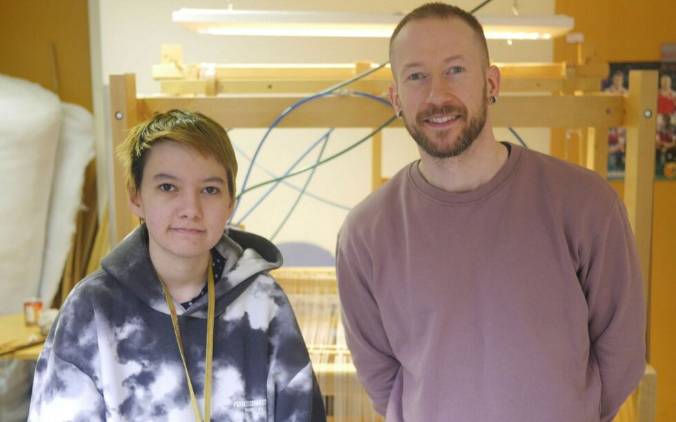 Mitch Hansen (til venstre) besto for kort tid siden designfagprøve innen opplæring i bedrift. Her sammen med arbeidsleder Johnny Andre Sollie på Vekst Nordkapp AS.
 Foto: Geir Johansen