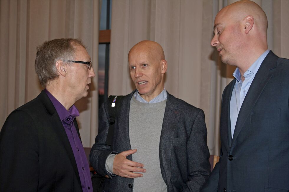 – Jeg hatt konstruktive møter med Widerøes to representanter, avdelingsdirektør Terje Skram (midten) og rutesjef Jørgen O. Nergård, sier Geir Ove Bakken (til venstre).
 Foto: Bjørn Hildonen