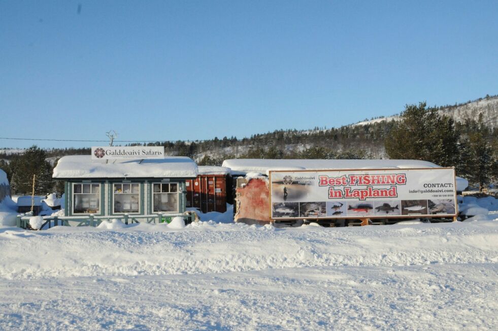 Golddoaivi Safaris tilbyr fisketurisme med gedigne skilt i finsk Neiden.
