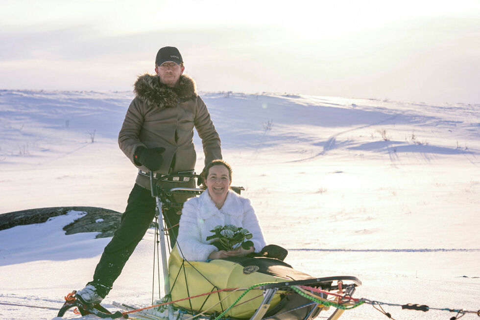 Nadine har prøvd seg bak sleden, men er klar på at hun liker at Jonny har kontrollen på spannet og hun trives best som passasjer.
 Foto: Therese Norman Andersen