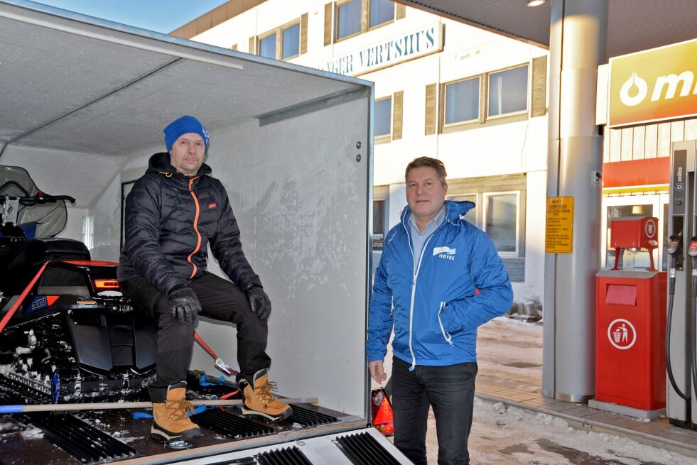 Porsanger Høyre fortsetter uavbrutt sitt arbeid med å gjøre Porsanger til skuterkommunen i nord. Bildet er fra februar i år da Tarjei L. Mathiesen (til høyre) og Kjell A. Slåttedal lanserte lokalpartiets mål om å få regulert inn sneskuterkjøring i Lakselv sentrum.
 Foto: Sonja E. Andersen