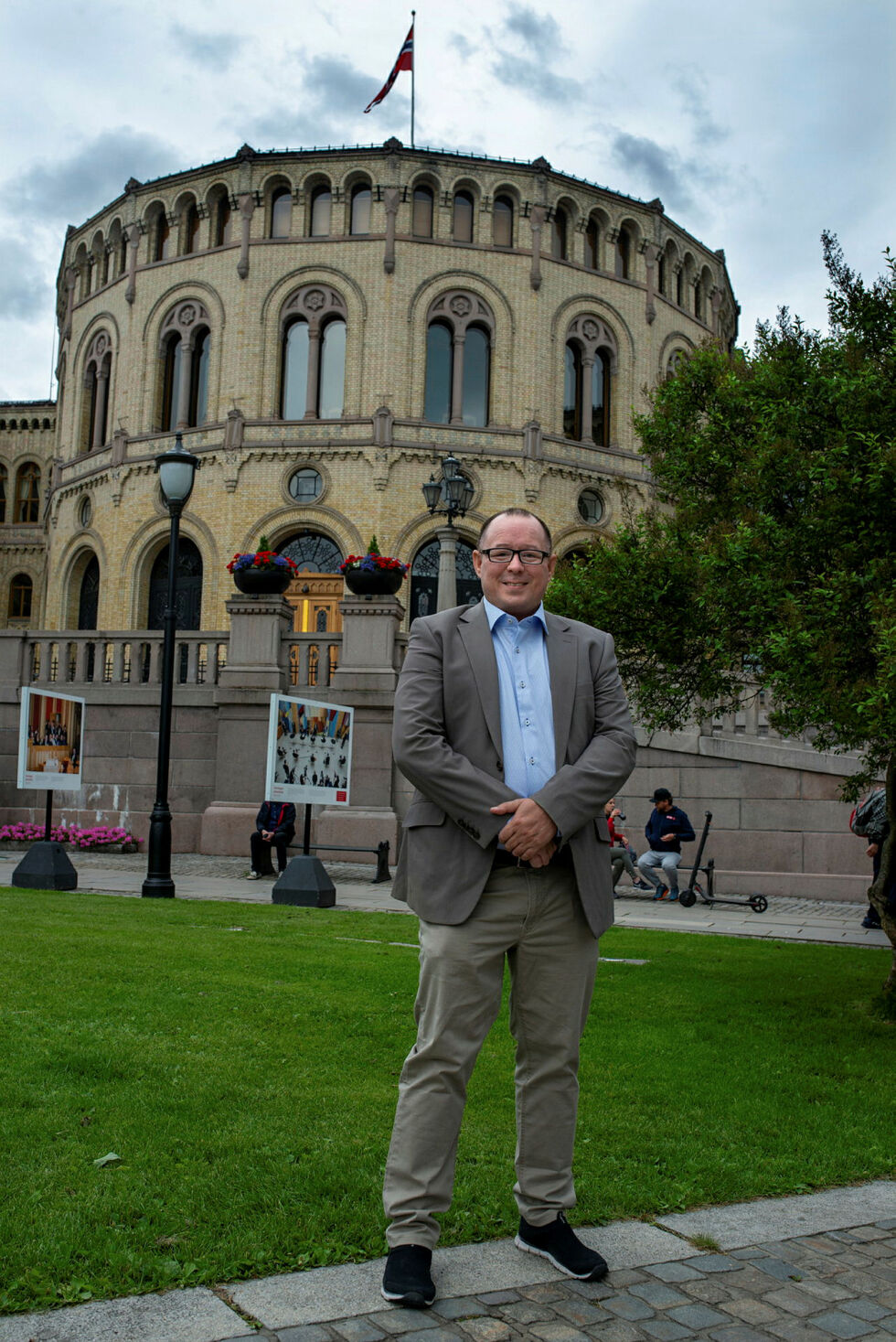 Rune Bjerkli, leder av Kvenlandsförbundet, står utenfor Stortinget og krever en handlingsplan for finsk språk. Han understreker at Stenseng, med solid forankring i FNs konvensjon om sivile og politiske rettigheter, artiklene 26 og 27, kan ta initiativ til å styrke og revitalisere det finske språket blant kvenene – eller overlate ansvaret til ungdommen alene.
 Foto: Torgrim Halvari