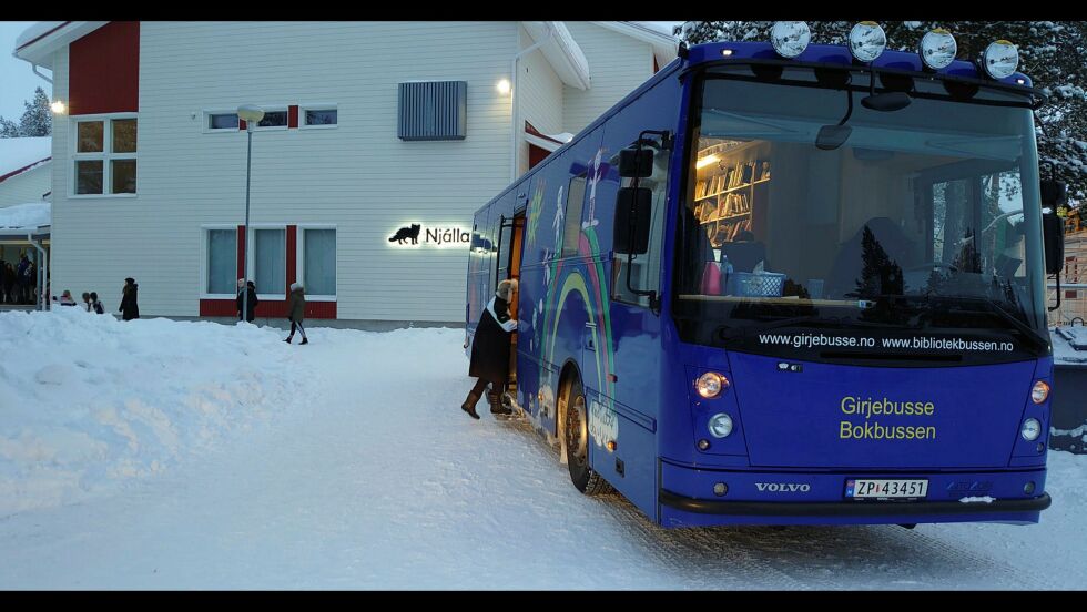 Bokbussen Tana/Nesseby kjører nå annenhver uke også til Utsjok. Første tur gikk i forrige uke, og her er bussen parkert utenfor skolen i Karigasniemi.
Foto: Jørgen Betten