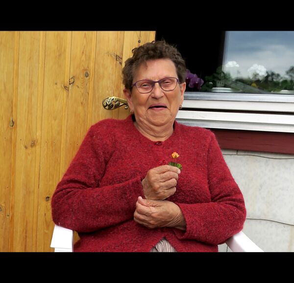 Sprek 90-åring med en hard oppvekst som bortsatt barn