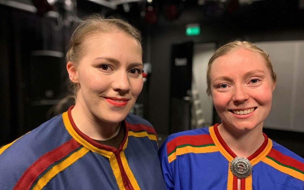 Eirin Lyngstad Roseneng forteller om samehets. Her står hun sammen med Karoline Garvang.
 Foto: Hilja Henninen
