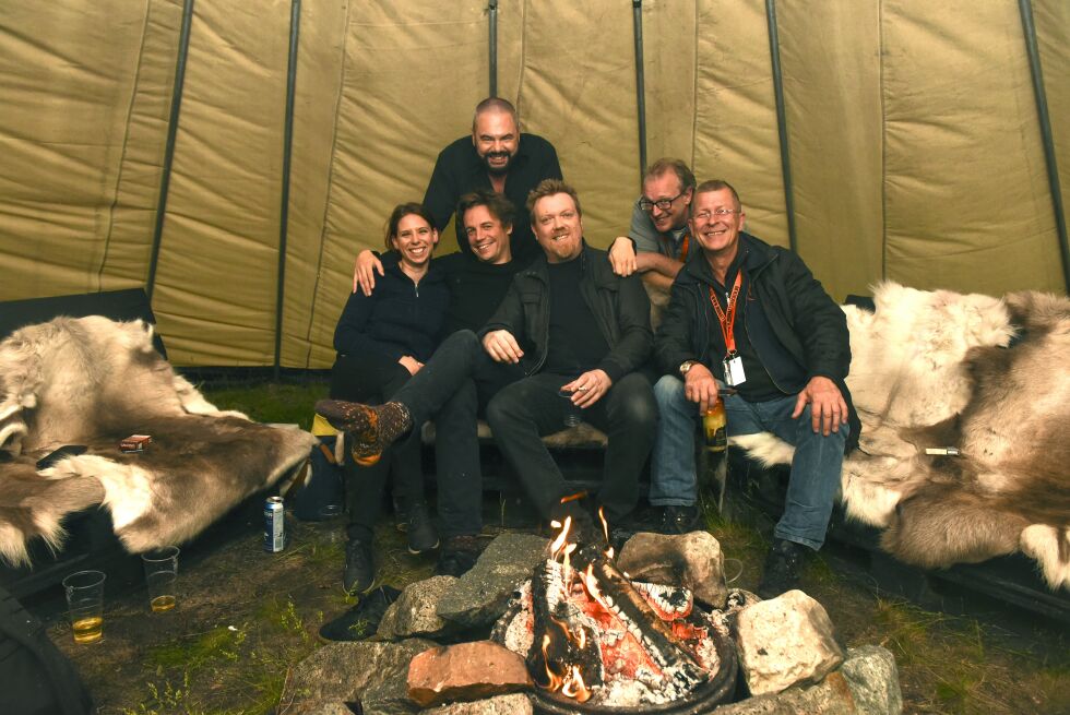 Alphaville med vokalist Marian Gold stående bak til venstre, skryter av festivaldeltakerne, festivalen og den kule lavvoen.
 Foto: Sigurd Schanke