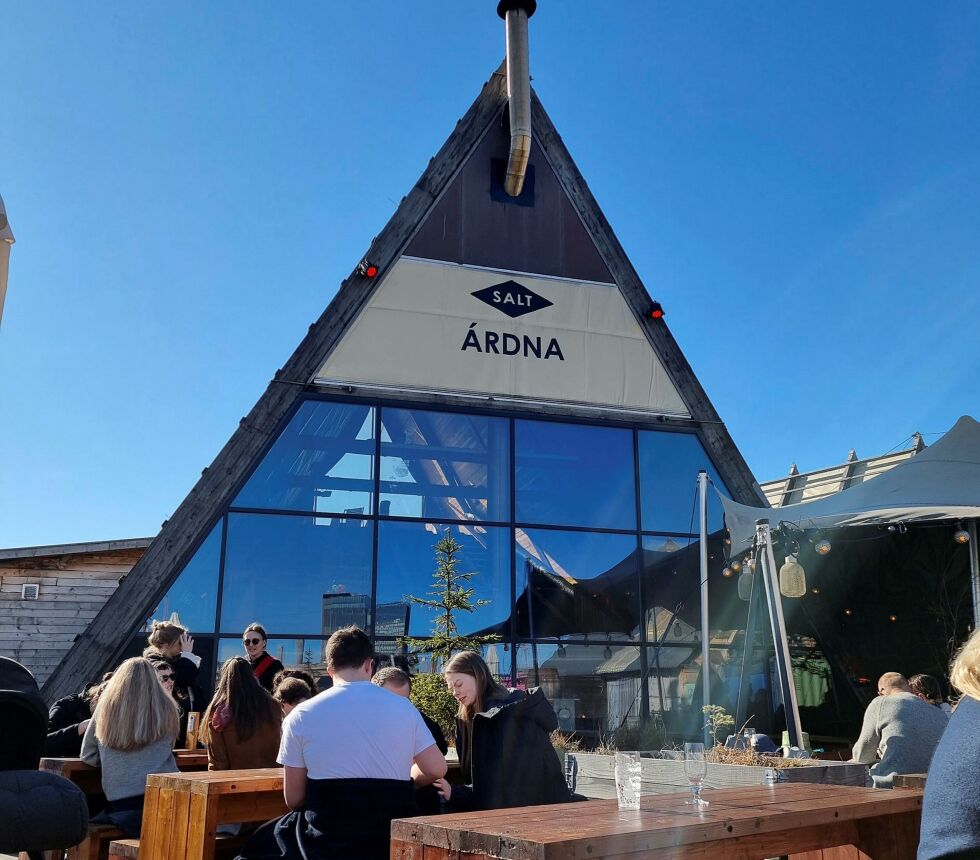 Ett av kunstverkene/byggverkene på Salt er «Árdna». Det samiske ordet betyr skatt. Salt forklarer at det er et samisk ord og betyr jakten på en skjult skatt eller en hemmelighet. Det pyramideformede bygget er inspirert av fiskehjellene og huser en svær sauna, men amfiet kan også brukes til konferanser og kino. Under amfiet er det en bar og et festlokale.
 Foto: Steinar Solaas