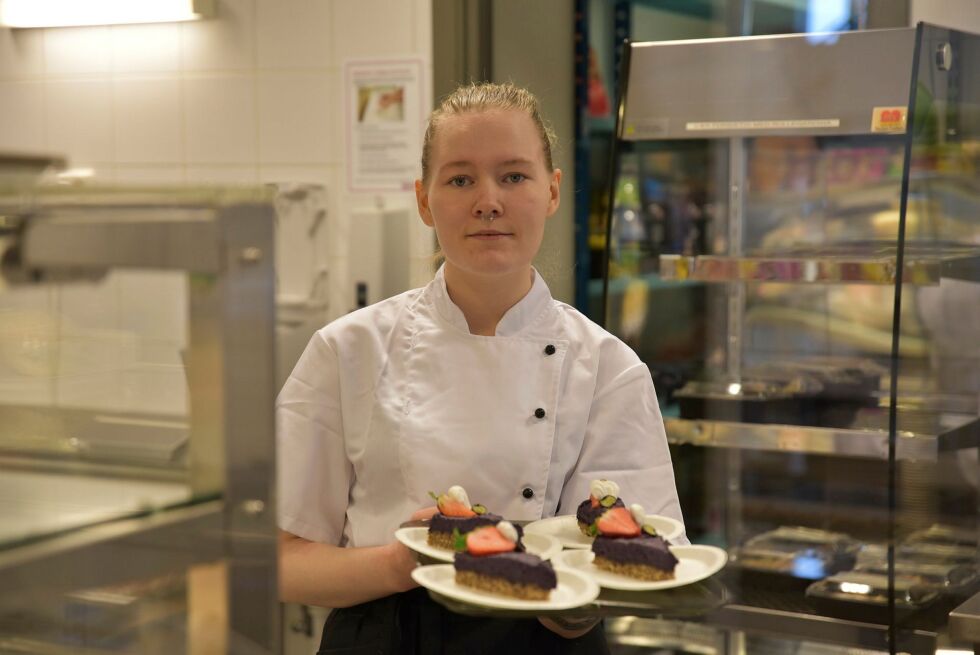 Iselin Hansen (20) står her med en råkake hun har bakt. Foto: Kristin Humstad
 Foto: Kristin Humstad