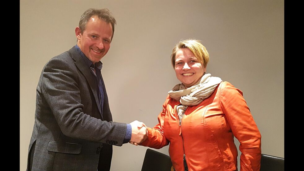 Her er avtalen mellom styreleder i Cruise Ventures AS, Ole A. Heggheim, og ordfører Aina Borch, om kjøp av kailøsningen SeaWalk kommet vel i havn. Kailøsningen skal leveres i Hamnbukt innen 15. mai.
 Foto: Privat