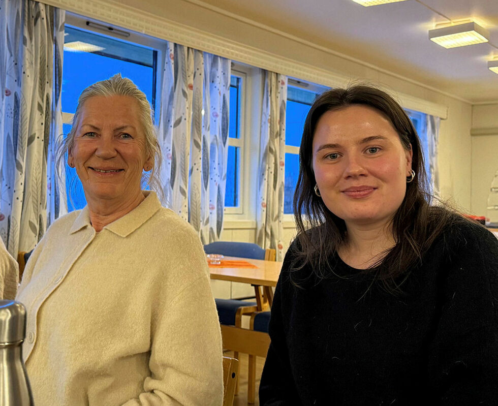 Tove Elisabeth Sæten fra Porsanger husflidslag og Andrea Klemetzen Domaas fra Mearrasiida.
 Foto: Oskar Melkeraaen Aas