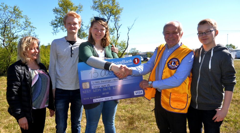 Ungdomsbedriften Unge øyne ga overskuddet fra salget av suksessboka til Lions Club Porsanger, fordi begge har som mål å høyne livskvaliteten for mennesker. Bildet er fra overrekkelsen av gavesjekken, og viser fra venstre Anne-Britt Larsen, Sindre Meyer, Mette Synnøve Johansen, Trygve Myrmel og Karl Martin Holm Andersen.
 Foto: Sonja E  Andersen