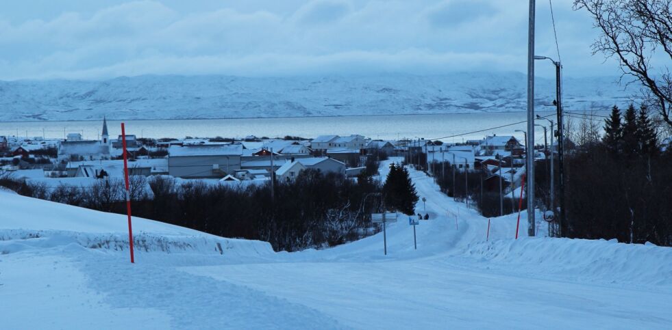 Omlag 50 husstander langs det som nå offisielt heter Bygdeveien i Vestre Jakobselv får i disse dager ny adresse inklusive husnummer.
 Foto: Torbjørn Ittelin