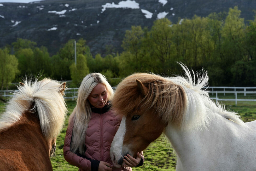Hjemme i Lakselv har Björk en flokk islandshester som betyr mye for henne. Hestene brukes også til terapi, og gården samarbeider med UPA (ungdomspsykiatrisk enhet).
 Foto: Oskar Melkeraaen Aas