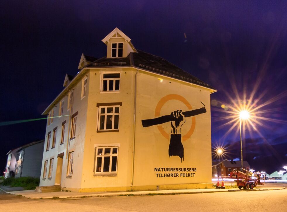 Kystopprørets symbol er laget av den kjente norske kunstneren Pøbel og malt opp sammen med befolkningen i Vardø på gamle Grand Hotel, der Kystopprøret vil møte Audun Lysbakken onsdag i neste uke.
 Foto: Dan-Tore Jørgensen