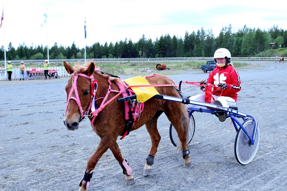 Christine Marie Nielsen (13) med «Kålmans Pense» tok en seiersrunde etter å ha travet inn til en 1. plass i ponniløpet.
 Foto: Silje L Kvammen
