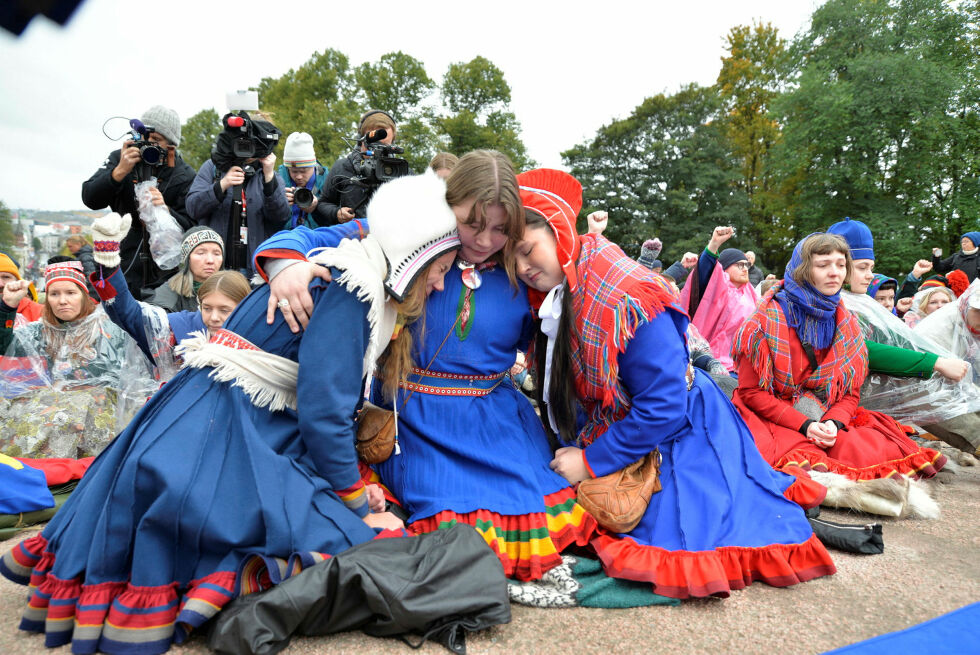Ella Maria Hætta Isaksen, Elle Rávdná Näkkäläjärvi, leder i Sametingets ungdomspoltiske utvalg og Elle Nystad, leder i NSR-N, utenfor slottet fredag 13. oktober
 Foto: Steinar Solaas