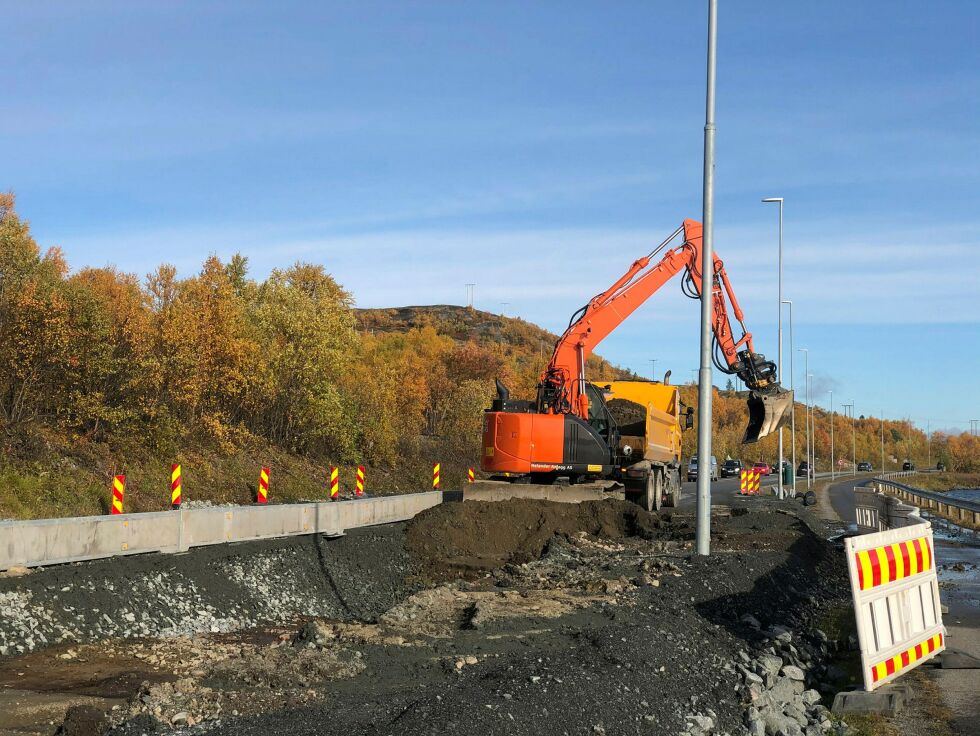 Om alt går etter planen til vegvesenet vil et gedigent telehiv på E6, ved Andrevannet mellom Hesseng og Kirkenes, være historie når oppgraderinga er utført. Foto: Birgitte Wisur Olsen