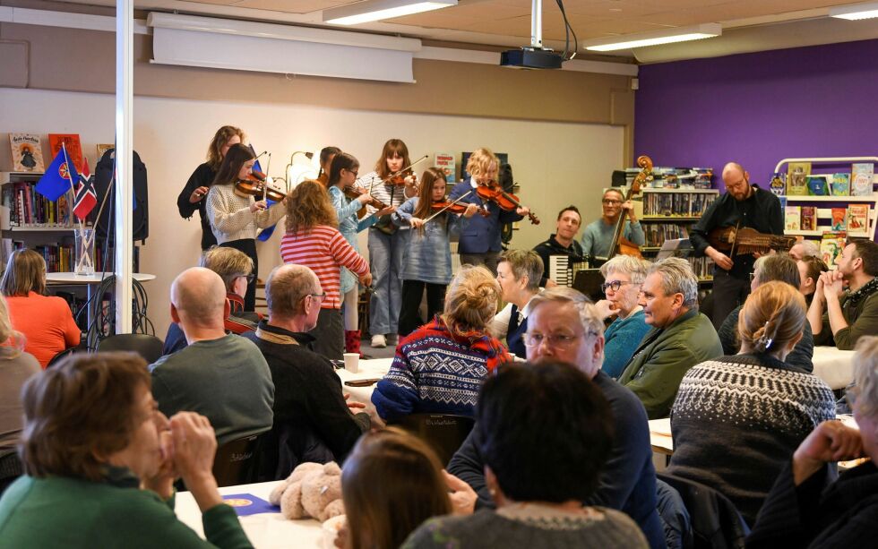 Biblioteket var fullsatt, og de fremmøtte ble blant annet underholdt av Porsanger kulturskole.
 Foto: Irene Andersen
