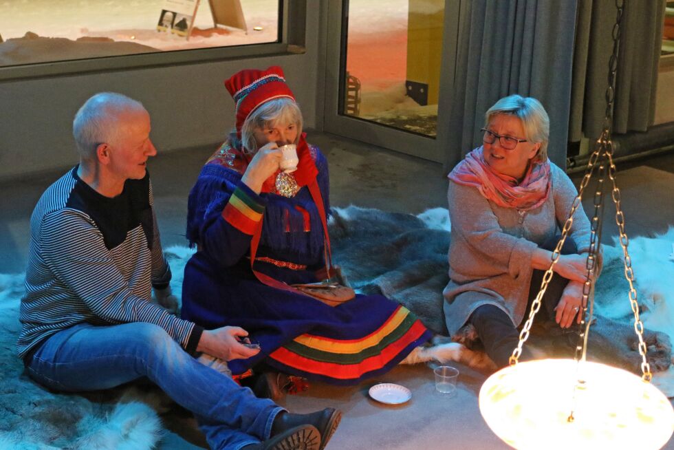 I «lávvuen» møttes Rolf Persen, Bente Geving og Trude Mentijærvi for en kaffe under åpningen. Alle etterkommere av Anna, Ellen og Inga Menna.
 Foto: Silje L Kvammen