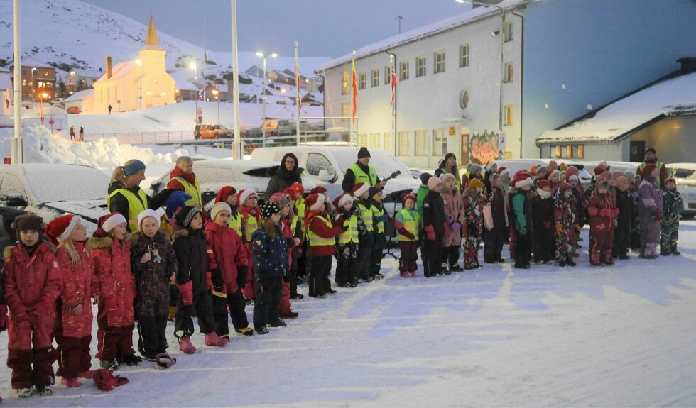 Barn fra 1. til 4. klasse ved Honningsvåg skole sang vakre julesanger for politikerne.
 Foto: Geir Johansen