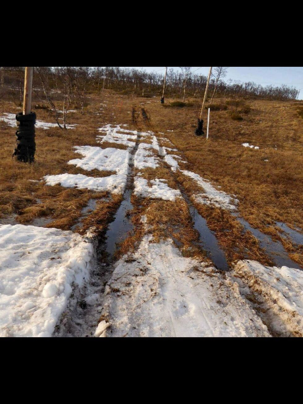 Det ble kraftige spor i terrenget etter kjøreturen i lysløypa.
 Foto: Thorbjørn Bjørkli