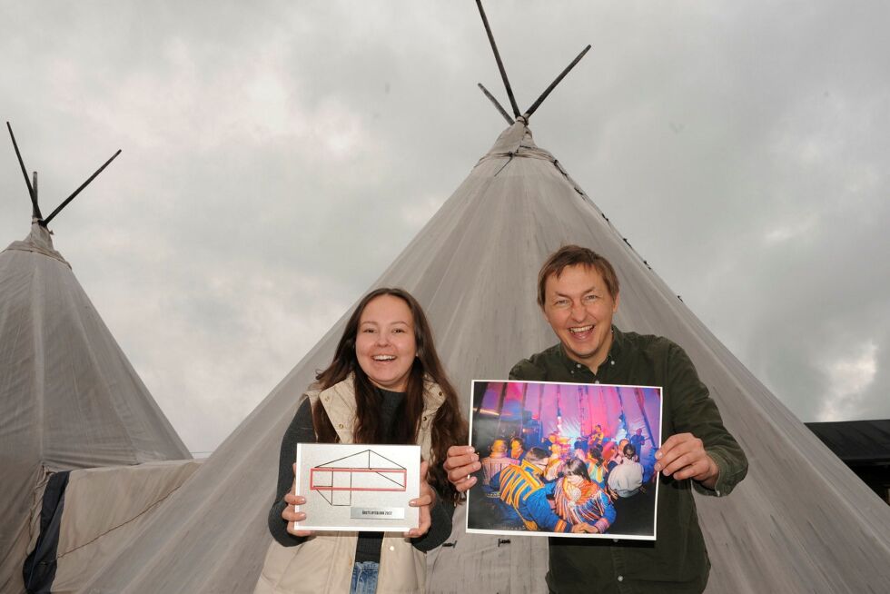 På vegne av Norske kulturarrangører (NKA,) fikk Ságat det hemmelige oppdraget å overraske Samisk musikkfestival i Kautokeino med prisen for årets øyeblikk i 2022. Tidligere daglig leder Elle Mari Dunfjell Oskal og produsent Ol Johan Gaup ble både overrasket, og svært fornøyde med utmerkelsen. Vinnerfotoet er tatt av Mads Suhr Pettersen, inne i lavvoene bak. – Enkelte bilder er "for evig", sier Oskal.
 Foto: RITA HEITMANN