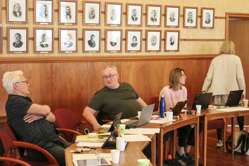 Stemningen blant Aps representanter var ikke på topp da de innså at Janne Mathisen ikke var valgbar. Hans-Arvid Hansen, Ole Håvard Olsen, Hege Beate Tauselv og Stine Mari Strifeldt (med ryggen til).
 Foto: Jan Olsen