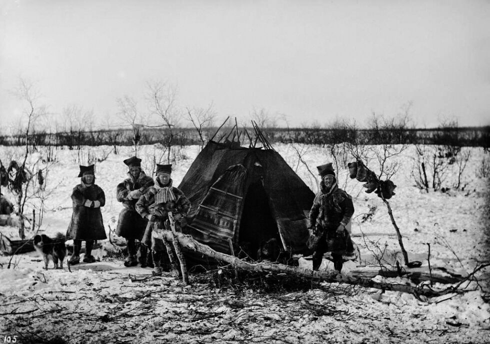 Dette fotoet av fire menn, to gjeterhunder og en lavvo er tatt av Tromholt høsten 1882 i fjellene sør for Kautokeino. I begynnelsen på november 1852 hadde «storsiidaen», som de mest aktive familiegruppene tilknyttet «opprøret» dannet denne høsten, etablert leirplass ca. to mil sørvest for Kautokeino. Siidaene, som utgjorde storsiidaen, hadde alle sine sommerbeiter på øst eller vestsiden av Kvænangen og mange av dem hadde vært involvert i uroligheter under konfirmasjon i Skjervøy kirke i juli 1851. Noen av mennene sonet fortsatt straffen de ble idømt for dette.