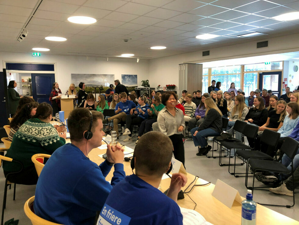 Debatten i forbindelse med skolevalget ved Samisk videregående skole i Karasjok gikk for fullsatt sal.
 Foto: Stein Torger Svala
