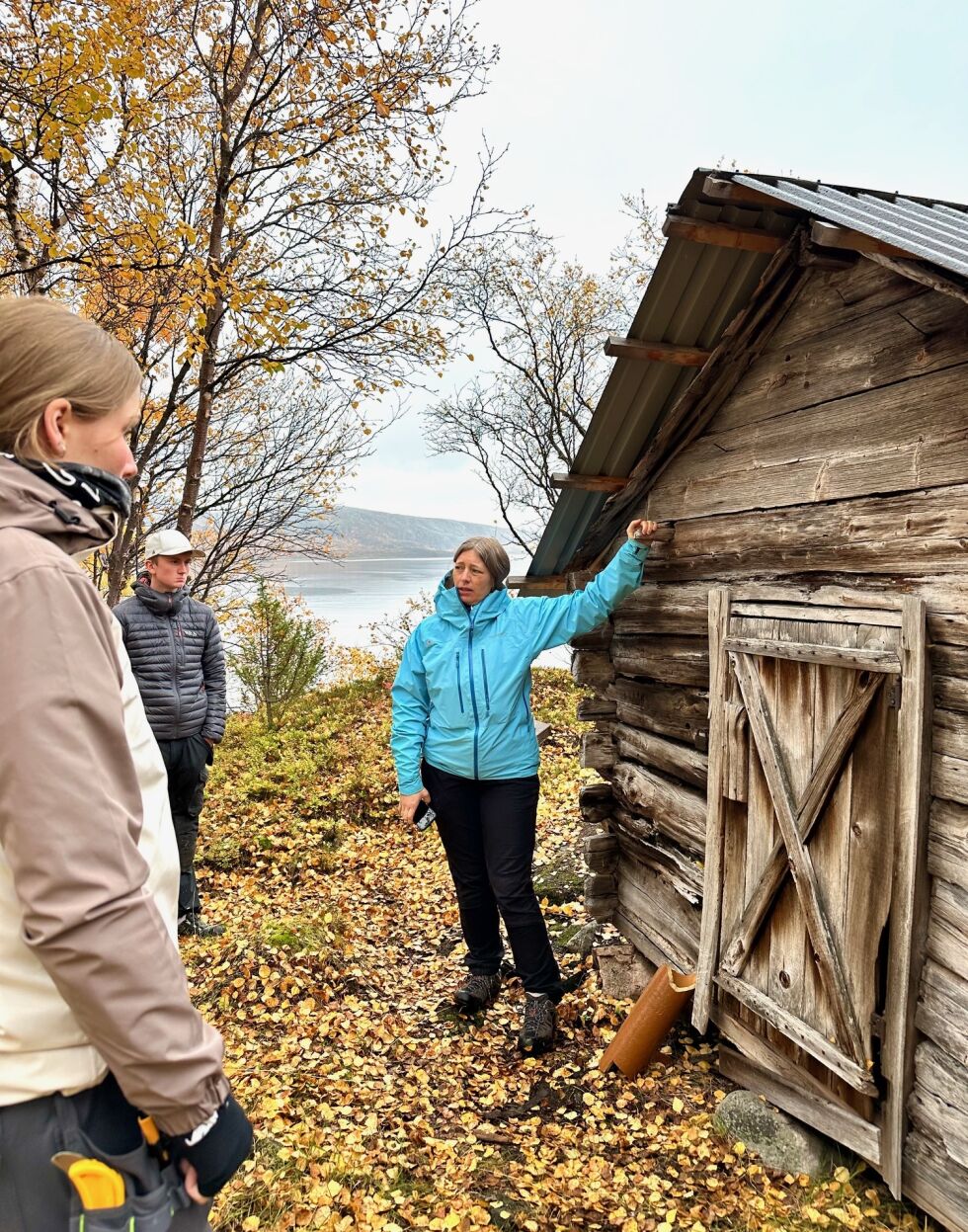 Her orienterer Mia De Connick om byggeskikken på mellageret.
 Foto: Hallgeir Henriksen