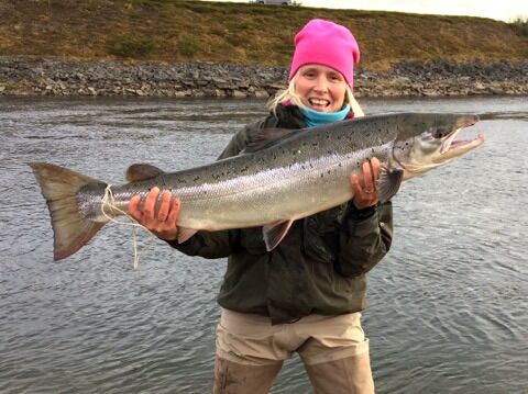 Nestleder Kathrine Bangsund Green i Vestre Jakobselv jeger- og fiskerforening fikk selv denne laksen på 10,5 kilo tidligere i sommer.
 Foto: Privat