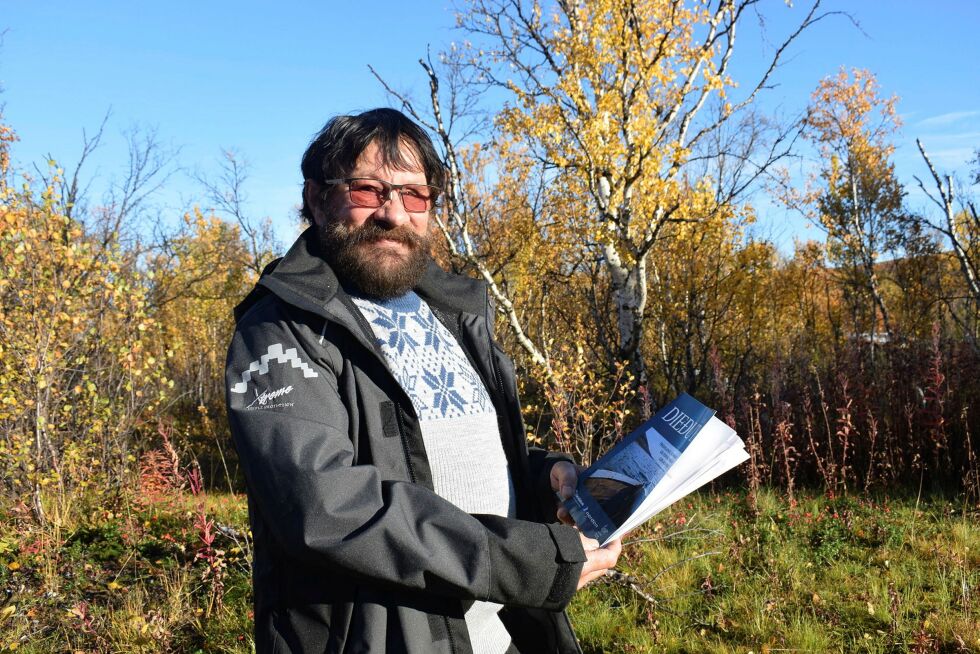 Bjarne Johansen med boka som baserer seg på et samarbeid mellom Sámi allaskuvla og tidligere Tana og omegn sjølaksefiskeforening.
FOTO: Birgitte Wisur Olsen