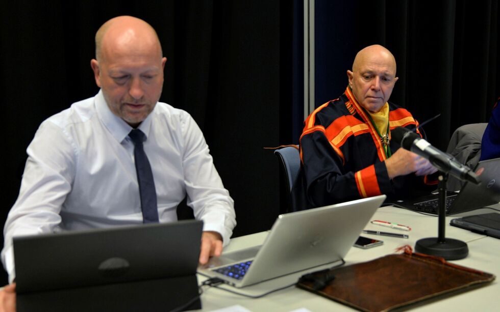 Ad­vo­kat Knut Hel­ga Hu­rum og rein­ei­er Arild Pet­ter­sen Inga, i Ves­ter­ålen ting­rett.
 Foto: Steinar Solaas