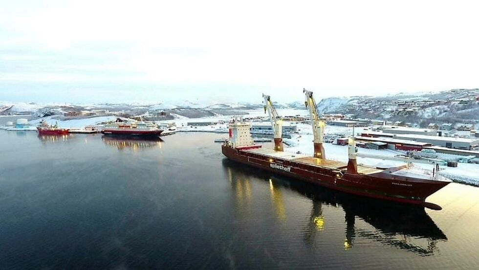 Hurtigruta blir bare for ei jolle å regne mot den nederlandske lastebåten «Poolgracht» der de begge lå ved kai i Kirkenes. Den kom fra en lang ferd gjennom Nordøstpassasjen før ferden gikk videre til Karibia.
 Foto: Trygve Ramberg