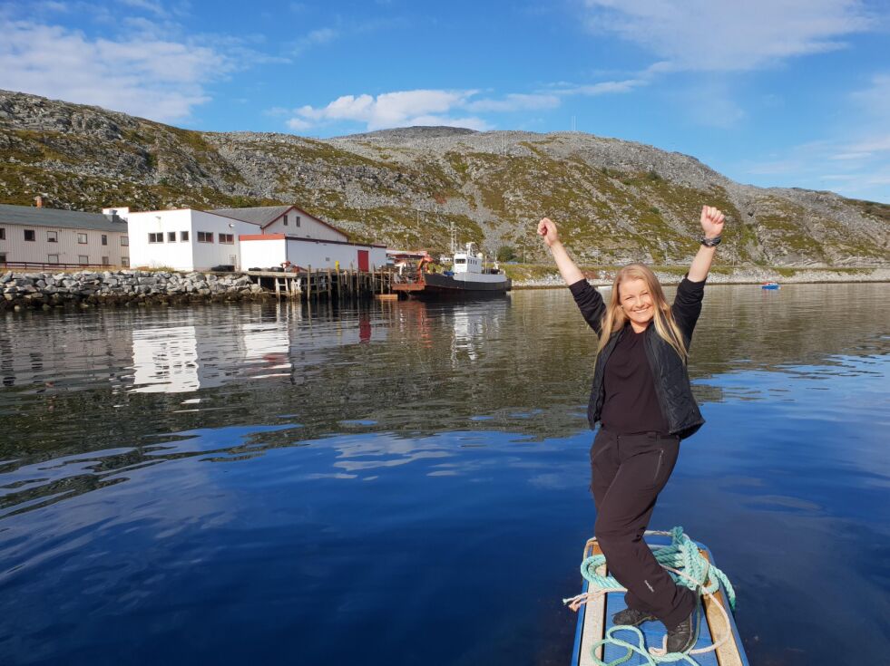 – Dere er bare gullegod og har gitt gamle drømmer ny næring, jubler Kristin Mørch over Lyder-familiens inntog i Dyfjord ytterst i Laksefjorden. Hun håper de nye eierne av fiskemottaket får økonomisk drahjelp til det omfattende restaureringsarbeidet.
 Foto: Privat