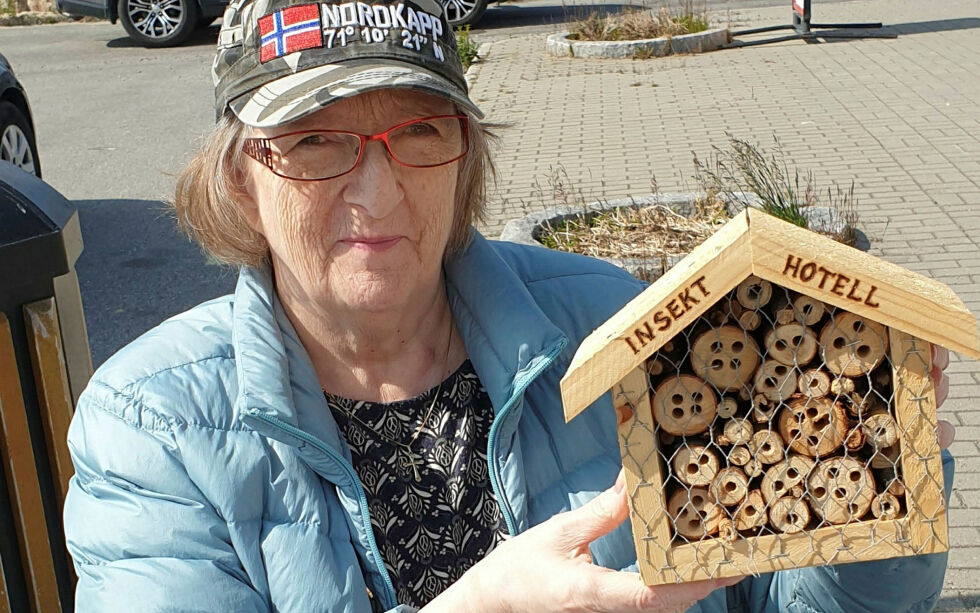 Randi Karlsen selger lodd.
 Foto: Asfrid Karlsen