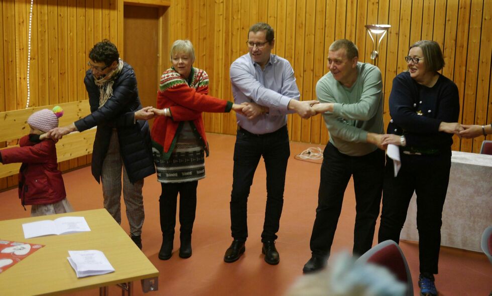 Her synger man «O jul med din  glede», mens man går rundt juletreet. Fra venstre Edel Eline Brynjulfsen, Aud Torill Brynjulfsen, Beate Brynjulfsen, Thorgeir Walsøe, Kjell Kåre Pettersen og Inger  Jørgensen. ALLE FOTO: GEIR JOHANSEN