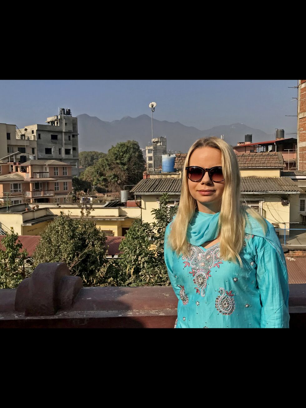 Gunhild Lille fra Torhop i Tana tok sin praksis som ergoterapeut i Nepal. Nå skriver hun på sin bacheloroppgave ved NTNU i Trondheim. Her er hun ikledd en tradisjonell Kurta suruwal, som regnes som et hverdagsplagg for kvinner i Nepal.
 Foto: Privat