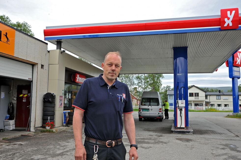 Mika Linna har fått opp nye skilter på sin bensinstasjon i Rustefjelbma. Innehaveren, som har bensinstasjonsdrift som en livsstil, har skiftet skilt fra Esso til YX.
 Foto: Erik Brenli