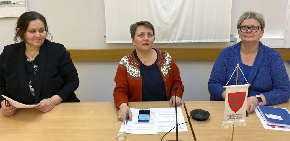 Fungerende kultur- og oppvekstsjef Kirstin Eliassen (t.v.) er her sammen med ordfører Aina Borch og kommunedirektør Bente Larssen i Porsanger under en tidligere pressebrief om coronaviruset. Foto: Marius Thorsen