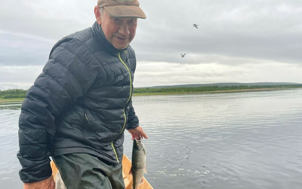 John Harald Johansen er ute på elva hver annen time for å tømme garnene for pukkellaks.
 Foto: Birgitte Wisur Olsen