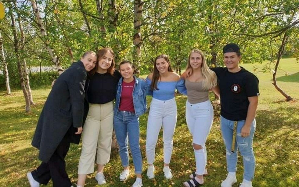 Russepresident Emilie Haugli Johansen forteller at hun og fem andre allerede har kjøpt russebil og var klare til å oppgradere den til russetiden. På bildet: Tobias Eideng Hansen, Kristin Hansen, Maria Morisbak Mikalsen, Emilie Haugli Johansen, Kathrine Bjørnbak og Marthe Helene Bjørnbak. Foto: Privat