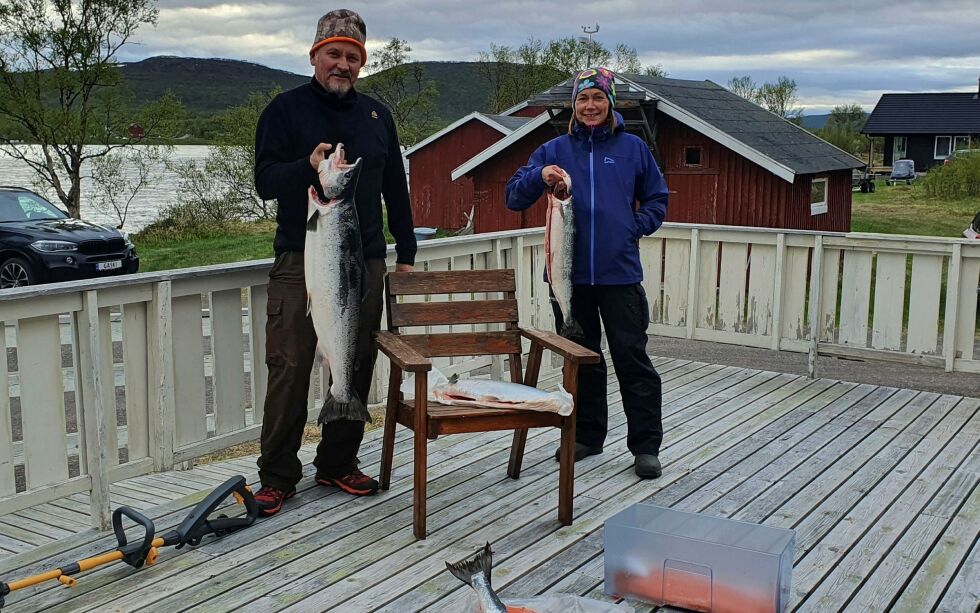 Svein Tore Gas­ki og søs­te­ren Hei­di Gas­ki kan smile for­nøyd et­ter å ha fått 11 laks på stågarn mel­lom man­dag klok­ken 18 og ons­dag klok­ken 18. Ons­da­gens fangst er sløy­et og noe pak­ket og lagt fer­dig for sal­ting bare noen ti­mer et­ter at de er kom­met i land. Lak­se­fisk­et har de i blo­det. FOTO: TOM HAR­DY
