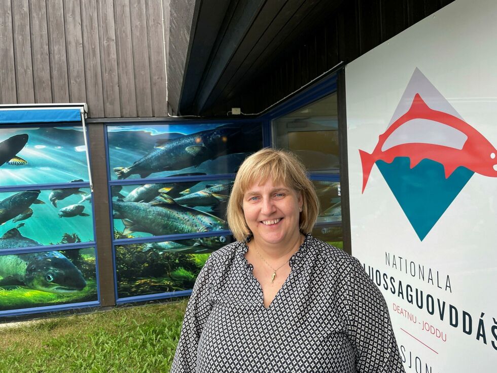 Rådgiver Hege Persen jobber seg gjennom sommerdagene. For 27. august er det åpning av senteret. Eller et startpunkt for Tanas villakssenter.
 Foto: Birgitte Wisur Olsen