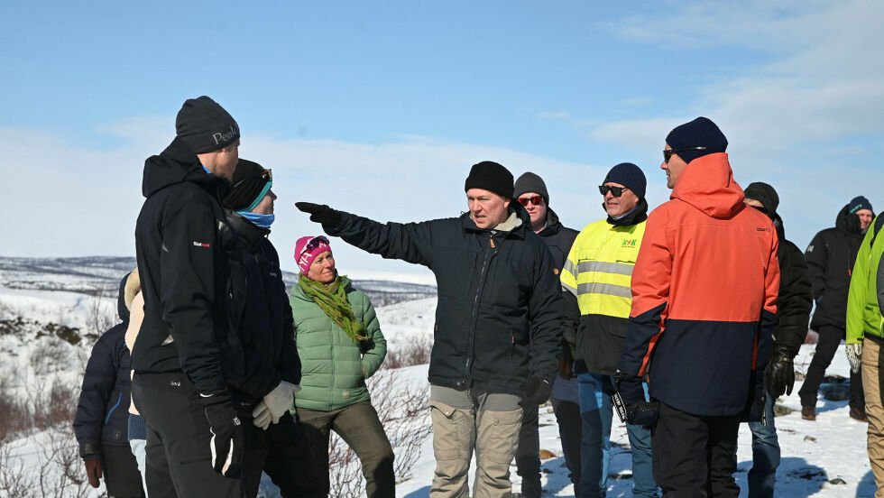Tollef Taksdal peker ut den planlagte traseen.
 Foto: Irmelin Klemetzen