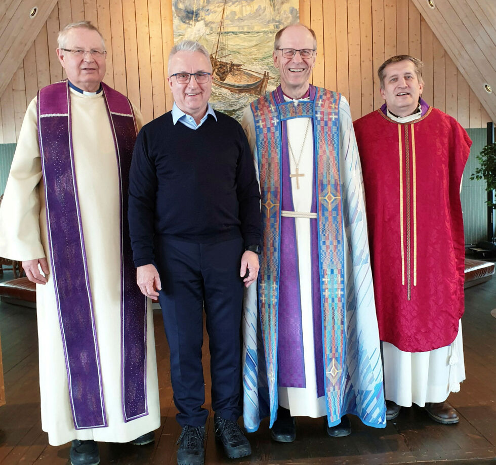 Fra venstre prost Egil Lønmo, kirkeverge Egil Borch, biskop Olav Øygard og sogneprest Arne Skare.
 Foto: Asfrid Karlsen
