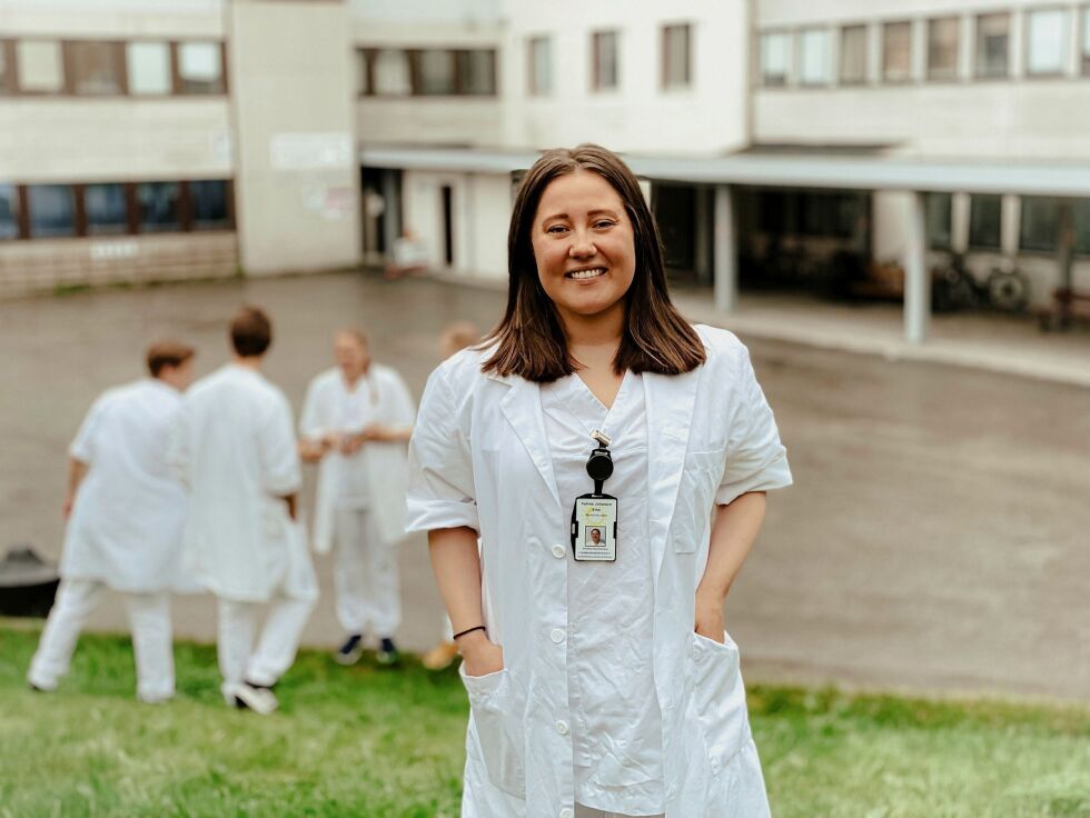 Katrine Erke vil gjerne være en ressurs for pasientene ved å kunne bruke det språket hun har lært.
 Foto: Finnmarkssykehuset/Malene Nicolaysen
