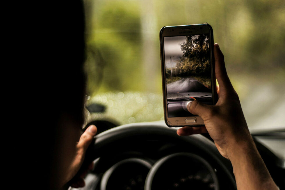 Bruk av mobiltelefon under kjøring ble kostbart for mannen i 30-årene. Illustrasjonsfoto
Foto: Marlon Lara